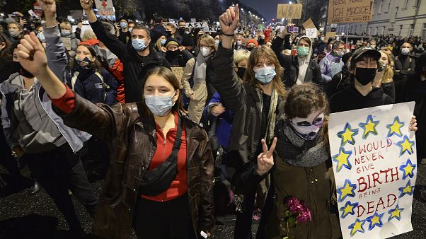La Polonia si ribella dopo la stretta sull'aborto La Polonia si ribella dopo la stretta sull'aborto