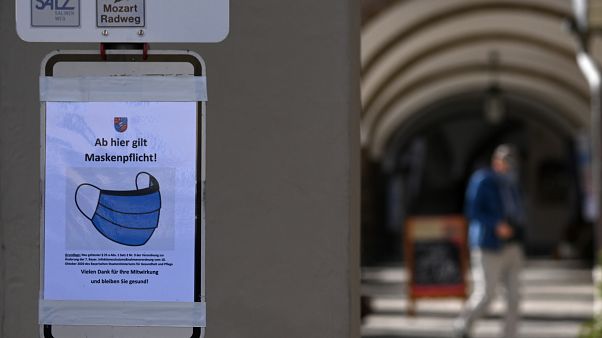 لافتة تدعو لوضع الكمامة في ألمانيا لافتة تدعو لوضع الكمامة في ألمانيا