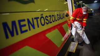 Magyarországon 2245 koronavírusos beteget ápolnak kórházban, közülük 205-en vannak lélegeztetőgépen.