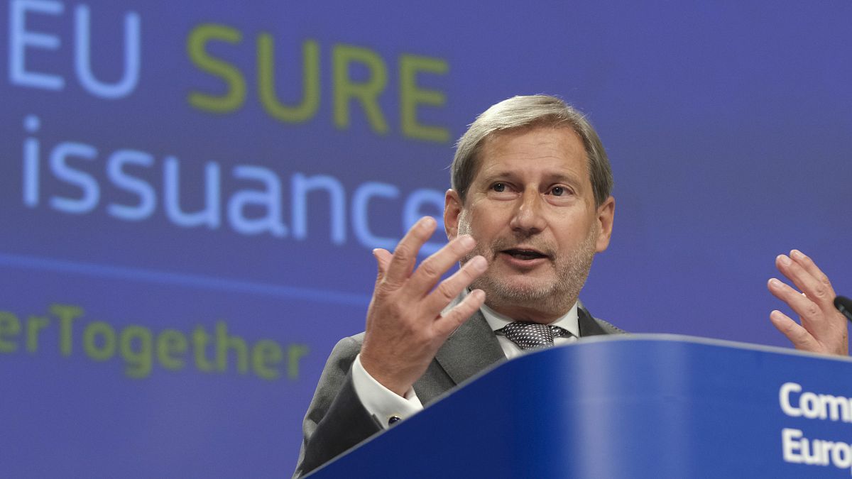 Az EU költségvetésért és igazgatásért felelős uniós biztosa, Johannes Hahn az uniós szociális kötvények első kibocsátásáról tartott sajtótájékoztatóján.