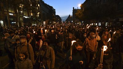 Rund 10.000 Demonstrierende zogen durch Budapest, um für die Autonomie der Theater-Uni einzutreten