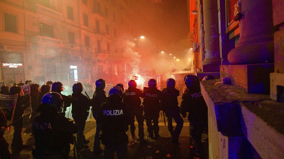 Napoli'de göstericiler sokağa çıkma yasağının ilk gününde polisle çatıştı.