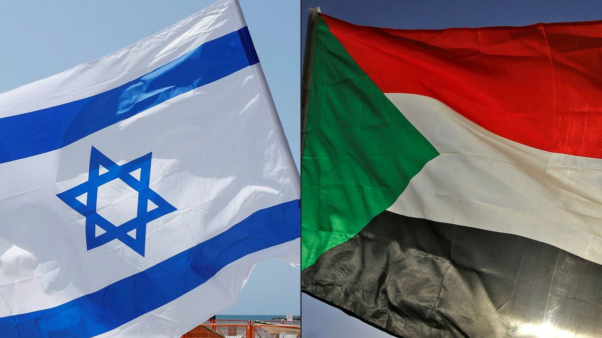 علم إسرائيل (يسار)، علم السودان (يمين)