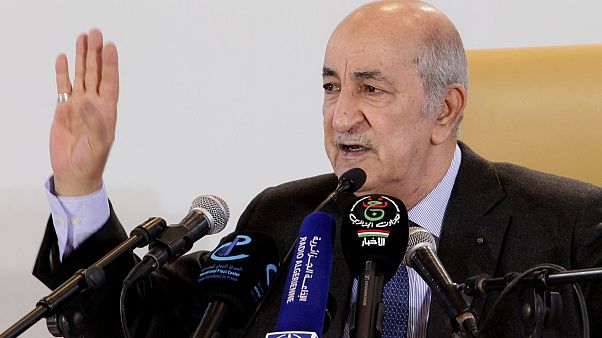 الرئيس الجزائري عبد المجيد تبون يشير خلال مؤتمر صحفي غداة انتخابه رئيسا للبلاد، الجزائر العاصمة، الجمعة 13 ديسمبر 2019 الرئيس الجزائري عبد المجيد تبون يشير خلال مؤتمر صحفي غداة انتخابه رئيسا للبلاد، الجزائر العاصمة، الجمعة 13 ديسمبر 2019