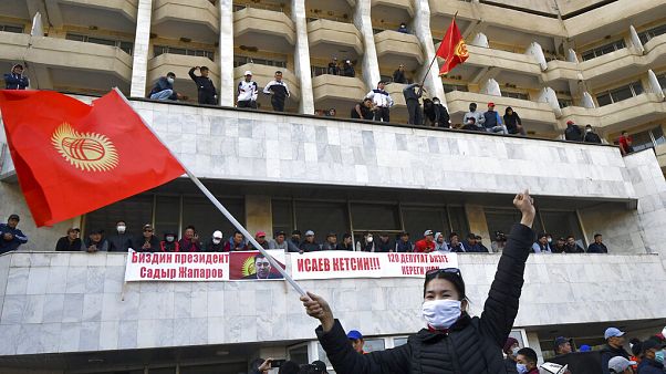 Kırgızistan'da 4-5 Ekim'de başlayan ve yaklaşık 10 gün süren protestolardan bir kare. Kırgızistan'da 4-5 Ekim'de başlayan ve yaklaşık 10 gün süren protestolardan bir kare.