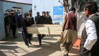 Afganistan'ın başkenti Kabil'de cumartesi günü bir eğitim merkezine düzenlenen bombalı saldırıda en az 10 kişi hayatını kaybetti.