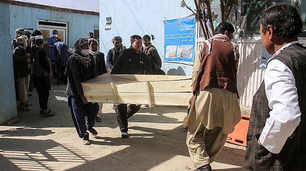 Afganistan'ın başkenti Kabil'de cumartesi günü bir eğitim merkezine düzenlenen bombalı saldırıda en az 10 kişi hayatını kaybetti. Afganistan'ın başkenti Kabil'de cumartesi günü bir eğitim merkezine düzenlenen bombalı saldırıda en az 10 kişi hayatını kaybetti.
