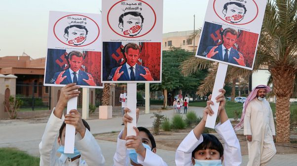 أطفال كويتيون يرفعون لافتات تعبر عن غضبهم من الرئيس الفرنسي إيمانويل ماكرون أطفال كويتيون يرفعون لافتات تعبر عن غضبهم من الرئيس الفرنسي إيمانويل ماكرون