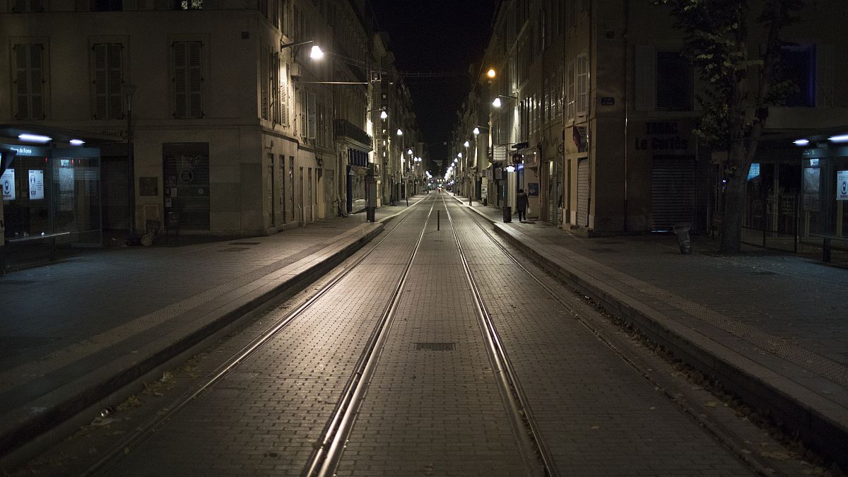 Una calle vacía se muestra después del toque de queda en Marsella, sur de Francia, el 24 de octubre de 2020. 