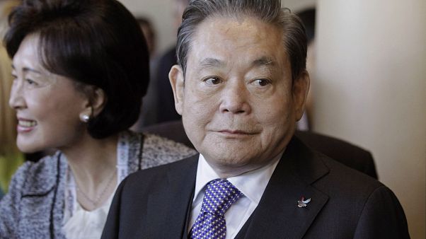 A cégóriás elnöke, Lee Kun-hee 78 éves volt. A cégóriás elnöke, Lee Kun-hee 78 éves volt.