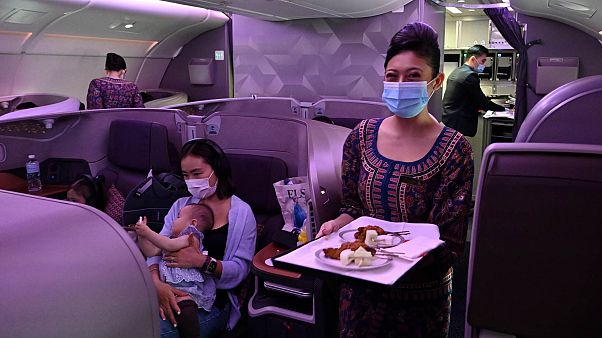 مضيفة الخطوط الجوية السنغافورية تبتسم أثناء تقديم الطعام على متن طائرة إيرباص A380 التابعة للخطوط الجوية السنغافورية، مطار شانغي الدولي في سنغافورة 24 أكتوبر 2020 مضيفة الخطوط الجوية السنغافورية تبتسم أثناء تقديم الطعام على متن طائرة إيرباص A380 التابعة للخطوط الجوية السنغافورية، مطار شانغي الدولي في سنغافورة 24 أكتوبر 2020