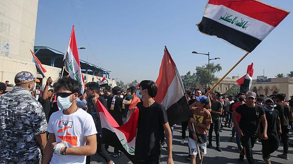 متظاهرون عراقيون يلوحون بالأعلام أثناء تجمعهم في ساحة التحرير وسط العاصمة بغداد، 25 أكتوبر / تشرين الأول 2020 متظاهرون عراقيون يلوحون بالأعلام أثناء تجمعهم في ساحة التحرير وسط العاصمة بغداد، 25 أكتوبر / تشرين الأول 2020