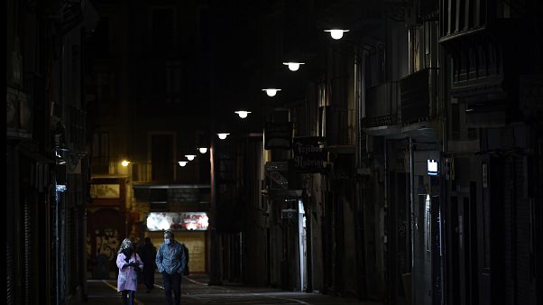 Una pareja en la calle Estafeta de Pamplona, Navarra, España, 24 de octubre 2020 Una pareja en la calle Estafeta de Pamplona, Navarra, España, 24 de octubre 2020