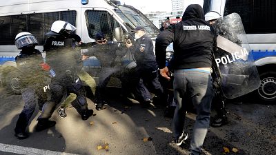 Полиция применяет слезоточивый газ для разгона протестующих в Варшаве
