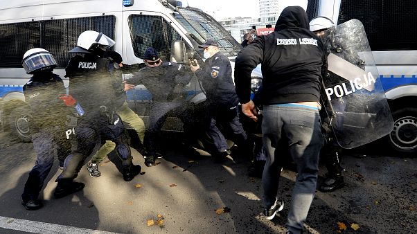 Βαρσοβία: Επεισόδια σε διαδήλωση κατά των περιοριστικών μέτρων Βαρσοβία: Επεισόδια σε διαδήλωση κατά των περιοριστικών μέτρων