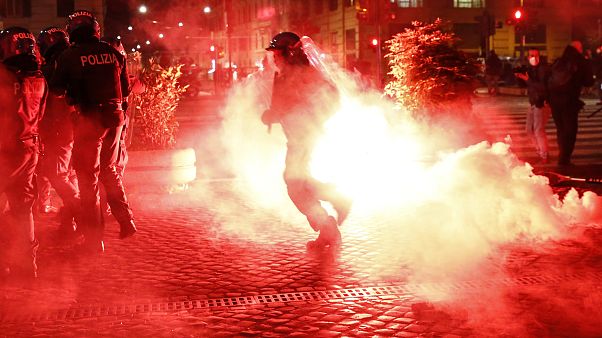 Az Új Erő nevű szélsőjobboldali mozgalom aktivistái csaptak össze a rendőrökkel szombat este Rómában. Az Új Erő nevű szélsőjobboldali mozgalom aktivistái csaptak össze a rendőrökkel szombat este Rómában.