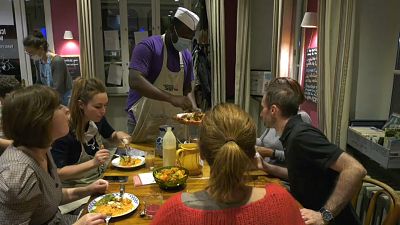 Le cuisinier sénégalais Mor Faye lors du Refugee Food Festival à Lyon