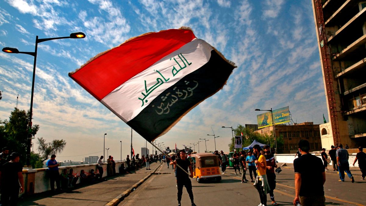 شباب يتظاهرون في العراق