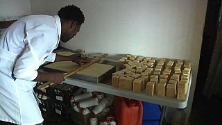 Cap-Vert : les chimistes qui recyclent l'huile de cuisson en savon