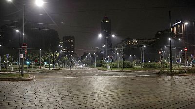 As ruas de Milão desertas na madrugada de 25 de outubro de 2020