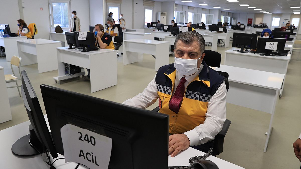 Sağlık Bakanı Fahrettin Koca, İstanbul İl Ambulans Servisi Başhekimliği Anadolu Komuta Kontrol Merkezi'ni ziyaret etti.