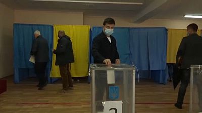 Ucrania vota en unas elecctiones locales que ponen a prueba a su presidente