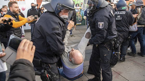 Polizisten tragen Teilnehmer einer Anti-Corona-Demonstration auf dem Alexanderplatz weg, 25.10.2020 Polizisten tragen Teilnehmer einer Anti-Corona-Demonstration auf dem Alexanderplatz weg, 25.10.2020