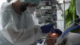 Un patient contaminé par le Covid-19 pris en charge par les soins intensifs de l'hôpital universitaire de Strasbourg, le 24 octobre 2020 