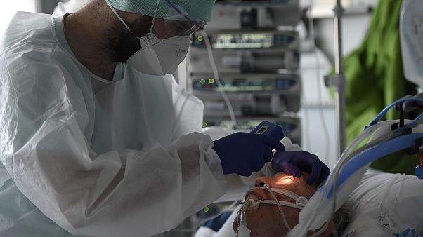 Un patient contaminé par le Covid-19 pris en charge par les soins intensifs de l'hôpital universitaire de Strasbourg, le 24 octobre 2020 Un patient contaminé par le Covid-19 pris en charge par les soins intensifs de l'hôpital universitaire de Strasbourg, le 24 octobre 2020