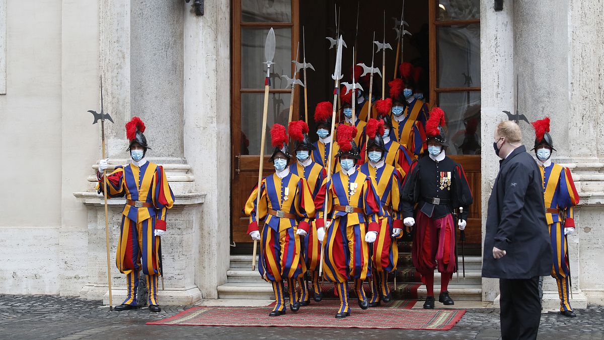 La Guardia Suiza en el patio del palacio de San Dámaso, Ciudad del Vaticano, 24 de octubre 2020