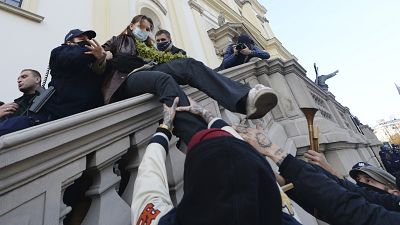 Manifestante detenida a las puertas de una iglesia de Varsovia en Polonia