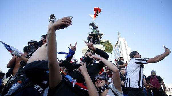 Chilenos celebran el resultado del referéndum Chilenos celebran el resultado del referéndum