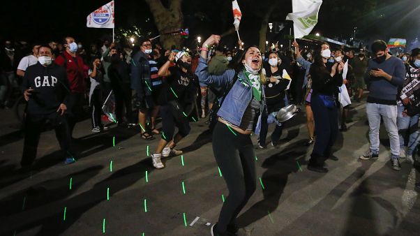 التشيليون يصوتون لصالح تغيير الدستور الموروث من عهد بينوشيه التشيليون يصوتون لصالح تغيير الدستور الموروث من عهد بينوشيه