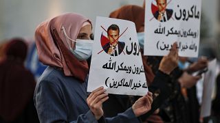 مظاهرات ضد تصريحات الرئيس الفرنسي إيمانويل ماكرون بشأن الرسوم الكاريكاتورية للنبي محمد.