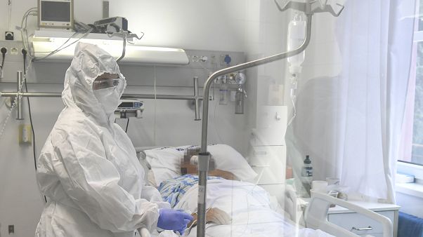 Egészségügyi dolgozó a Debreceni Egyetem Kenézy Gyula Egyetemi Kórház Infektológiai Intézetében Debrecenben Egészségügyi dolgozó a Debreceni Egyetem Kenézy Gyula Egyetemi Kórház Infektológiai Intézetében Debrecenben
