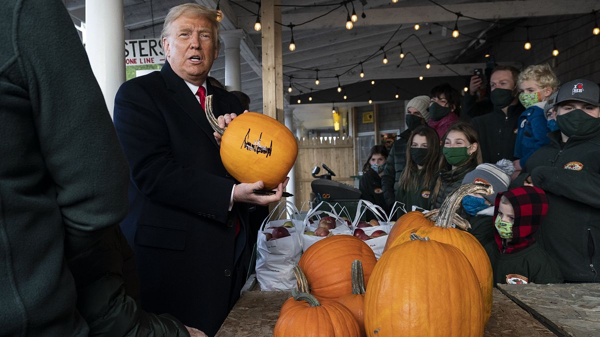 الرئيس الأمريكي دونالد ترامب يوقع يقطين هالوين خلال زيارة انتخابية. 