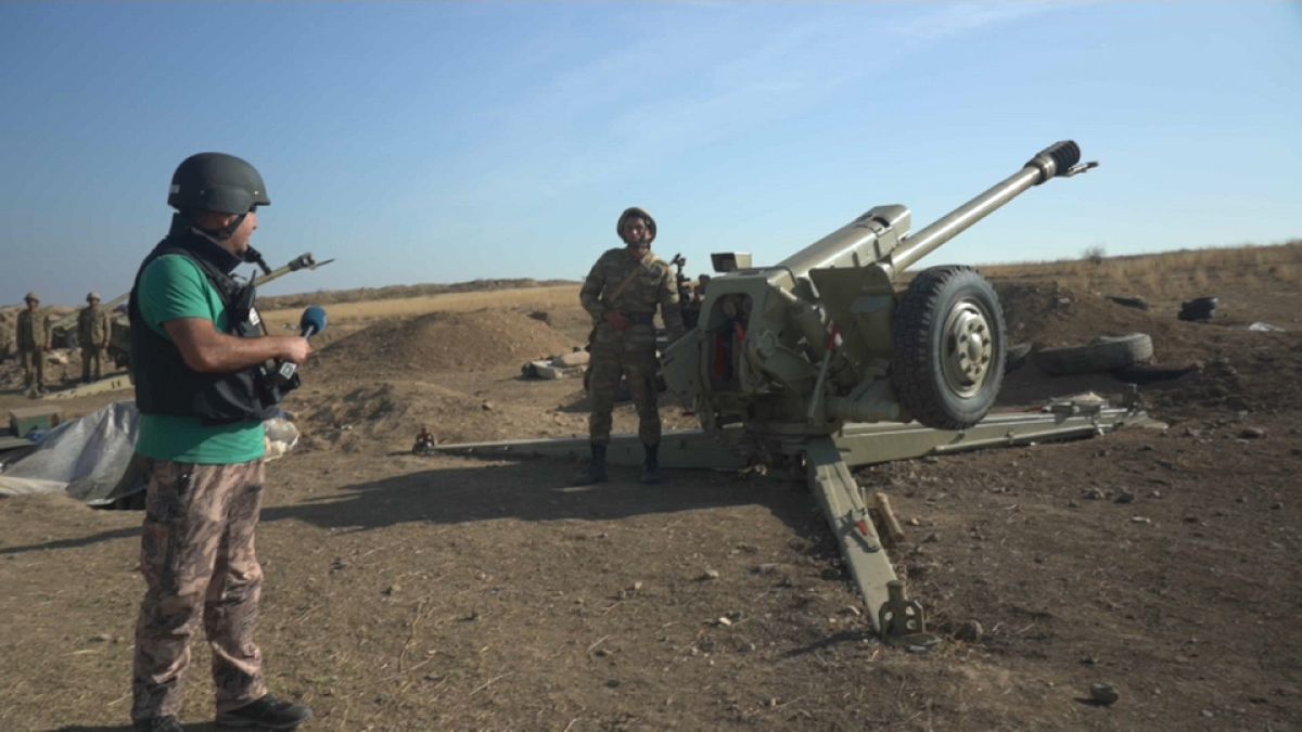 Der Euronews-Reporter interviewt einen aserbaidschanischen Soldaten an der Frontlinie