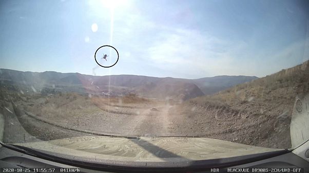 Ракета над армейским конвоем, который сопровождают журналисты Ракета над армейским конвоем, который сопровождают журналисты
