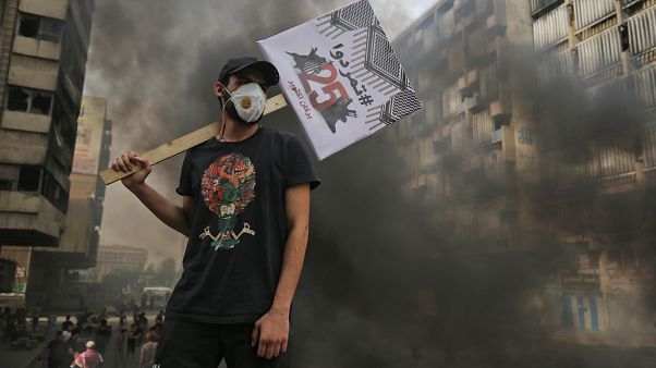 متظاهر عراقي يحمل لافتة كتب عليها بالعربية "ثمردوا" خلال مظاهرة على جسر السنك في العاصمة بغداد في 25 تشرين الأول / أكتوبر 2020. متظاهر عراقي يحمل لافتة كتب عليها بالعربية "ثمردوا" خلال مظاهرة على جسر السنك في العاصمة بغداد في 25 تشرين الأول / أكتوبر 2020.