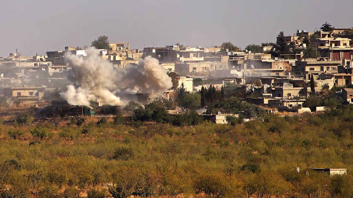 أرشيف- الدخان يتصاعد من أبنية في قرية كنصفرة بريف إدلب الجنوبي الخاضع لسيطرة الثوار شمال غربي سوريا.
