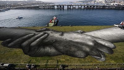 لوحة فنية عملاقة قابلة للتحلل الحيوي للفنان الفرنسي غيوم ليغروس، المعروف أيضًا باسم سايبي في اسطنبول