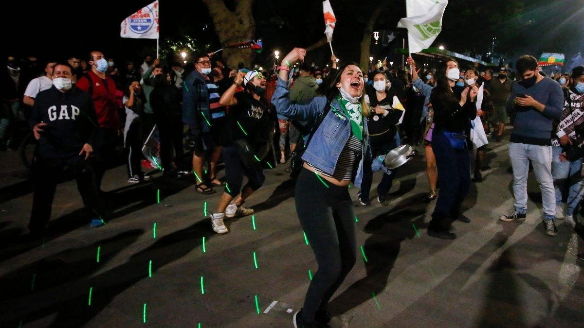 شادی مردم در خیابان های شیلی  در پی موافقت با تغییر قانون اساسی