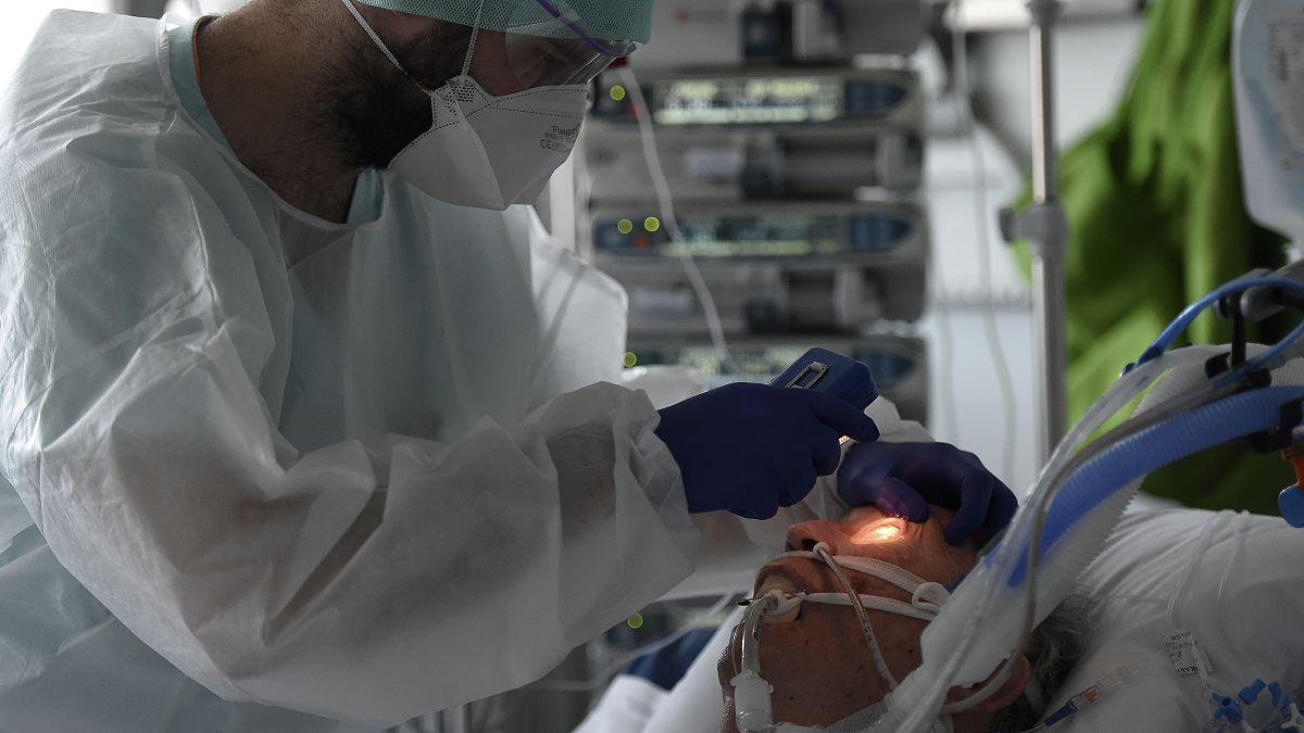 طبيب يعاين مريضاً مصاباً بفيروس كورونا في وحدة العناية المركزة في إحدى مشافي مدينة ستراسبورغ شمالي فرنسا