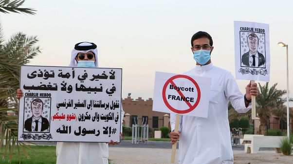كويتيون يدعون إلى مقاطعة البضائع الفرنسية إثر تصريحات الرئيس مانويل ماكرون بشأن الإسلام كويتيون يدعون إلى مقاطعة البضائع الفرنسية إثر تصريحات الرئيس مانويل ماكرون بشأن الإسلام