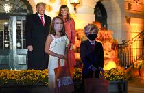 Президент США с супругой и маленькими двойниками отмечает Хеллоуин