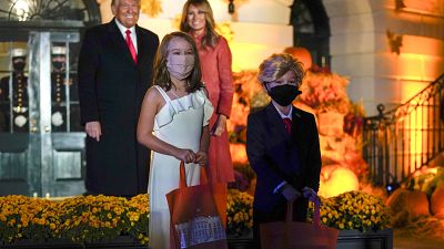 Президент США с супругой и маленькими двойниками отмечает Хеллоуин