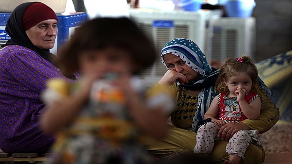 صورة لامرأتين وطفلتين في إحدى قرى كردستان العراق صورة لامرأتين وطفلتين في إحدى قرى كردستان العراق