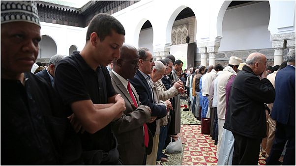 من الصلاة في جامع باريس الكبير من الصلاة في جامع باريس الكبير