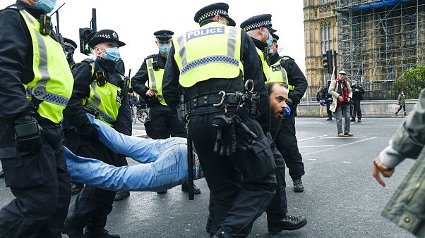 Londra, 24 ottobre: la polizia trascina via di peso un manifestante nella protesta contro le restrizioni Londra, 24 ottobre: la polizia trascina via di peso un manifestante nella protesta contro le restrizioni