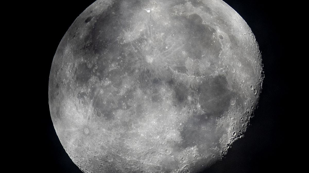 La luna menguante se ve en el cielo sobre Frankfurt, Alemania, el lunes 5 de octubre de 2020.